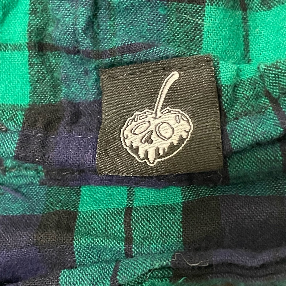 Cake Worthy Hocus Pocus
Green Navy Plaid Button Down
Shirt Size: Medium unisex - Picture 6 of 6